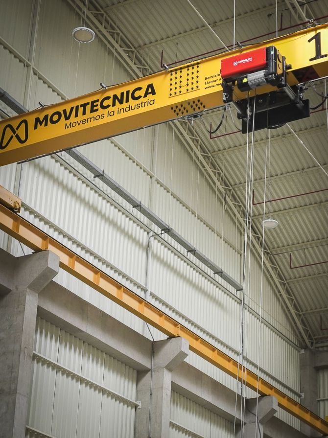 Grúa de 10 tonealadadas de la planta de Movitecnica Chilca